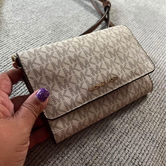 Beautiful small but Mighty MK purse - Picture 2 of 10